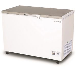 Bromic’s CF0300FTSS chest freezer with stainless steel lid is designed to provide a durable workspace and deep-freeze storage solution all in one. This freezer is perfect for maximising your bench space while minimising product wastage. This chest freezer is well suited for storing fresh produce, such as meat or vegetables, for long periods at as low as -25°C, and it can operate in an environment with ambient temperatures up to 35°C. Features Stainless steel top that can double as a workbench Easy-lift, 80mm dual-hinged stainless steel lid The lid has an integrated lock An ideal deep freeze storage solution Movement and placement is easy, thanks to castors. The front castors are lockable One storage basket is included Temperature range: -25°C to -15°C External dimensions (mm )W 1012 x D 715 x H 903 Storage capacity 296L As an option, the sides can be decalled (additional charges apply. Please contact ENLAKE for more information).